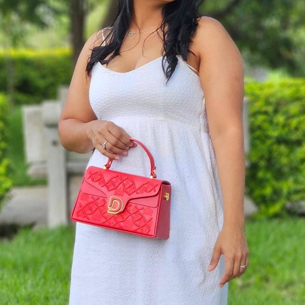 CARTERA PARA DAMA CON BROCHE EN D